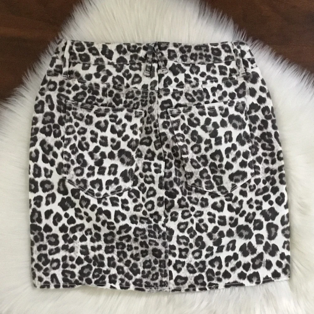 Good American Leopard Mini Skirt Raw Hem Size 4 - Picture 4 of 8